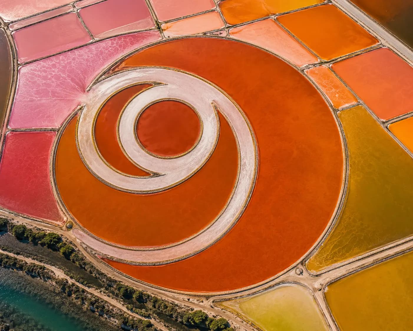Vue aérienne de marais salants dessinant une spirale