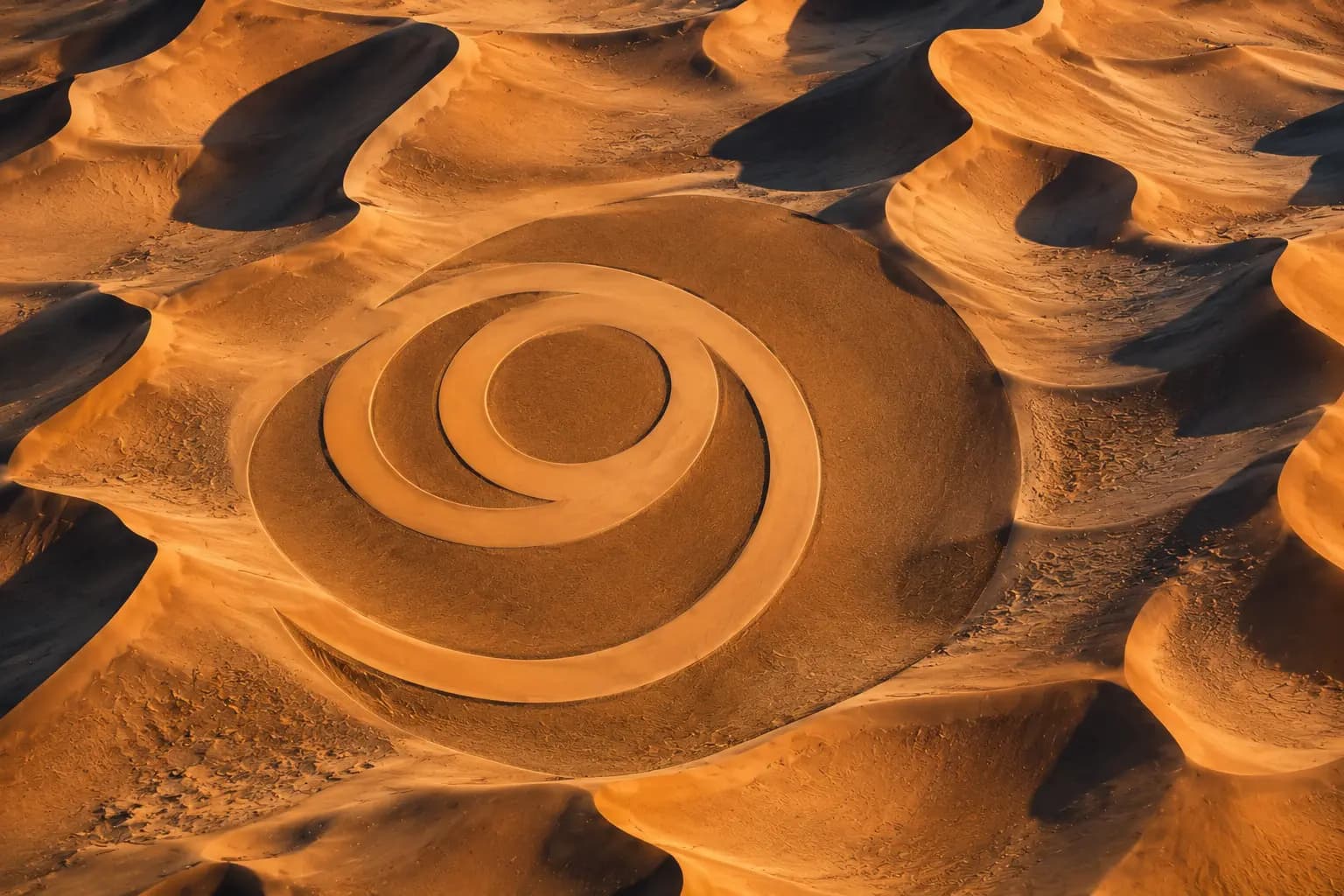 Vue aérienne d'une rivière en spirale au cœur d'une forêt, traversée par une route sinueuse